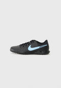Schwarze synthetische Sportschuhe mit strukturiertem Obermaterial, blauem Nike-Swoosh, Schnürverschluss und genoppter Gummisohle für guten Halt.