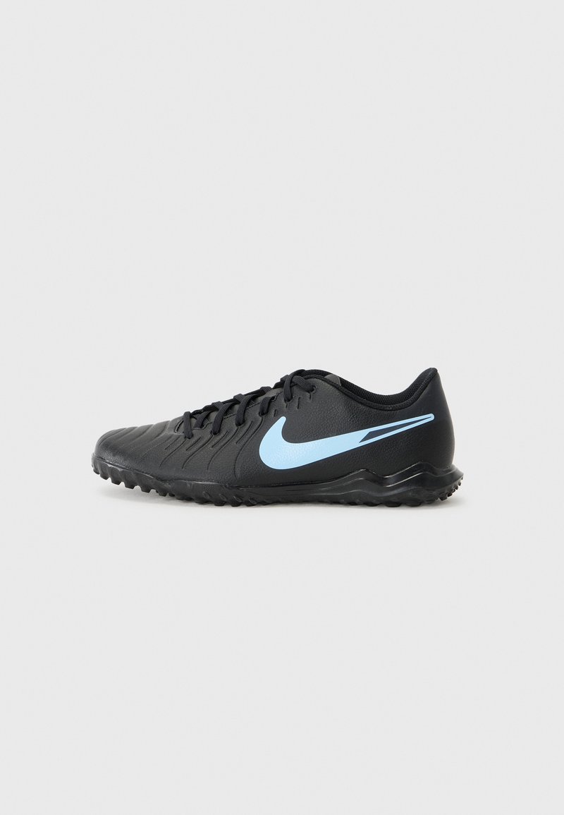 Schwarze synthetische Sportschuhe mit strukturiertem Obermaterial, blauem Nike-Swoosh, Schnürverschluss und genoppter Gummisohle für guten Halt.