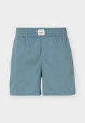 Hellblaue Shorts mit elastischem Bund, einem eingenähten Etikett am Bund und einem dezenten Nike-Swoosh-Logo am linken Saum.