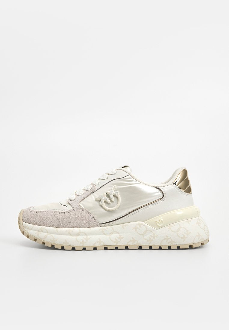 Hellbeige Sneaker mit glattem Lackleder-Finish und Wildleder-Akzenten. Verfügt über eine gemusterte Sohle und goldene Hardware-Details.