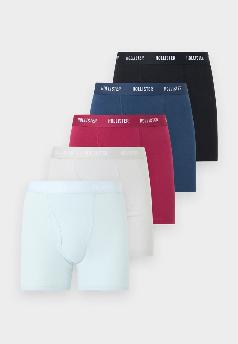 Fünferpack Herrenboxershorts in Schwarz, Navy, Burgunder, Hellgrau und Hellblau, jeweils mit Hollister-Logo am Bund.