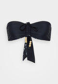 Schwarzer Bandeau-Bikini-Oberteil mit geraffter Textur, ausgestattet mit einem gemusterten Knoten und Perlenakzenten. Glattes Material mit verstellbaren Bändern für eine optimale Passform.