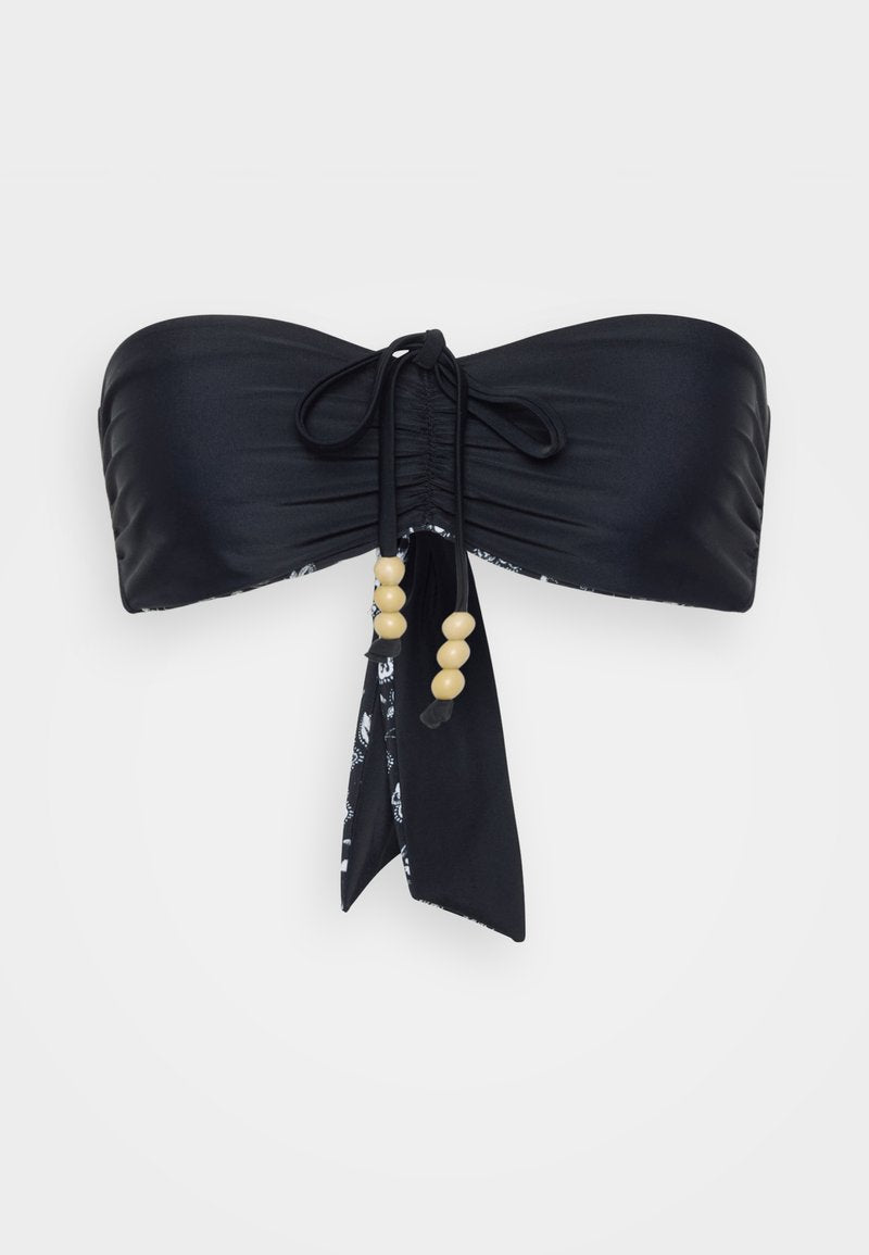 Schwarzer Bandeau-Bikini-Oberteil mit geraffter Textur, ausgestattet mit einem gemusterten Knoten und Perlenakzenten. Glattes Material mit verstellbaren Bändern für eine optimale Passform.
