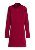 Geripptes, langärmeliges Kleid in tiefem Rot mit hohem, gerafftem Kragen und gewelltem Saum. Verfügt über ein kleines Logo auf der Brust.