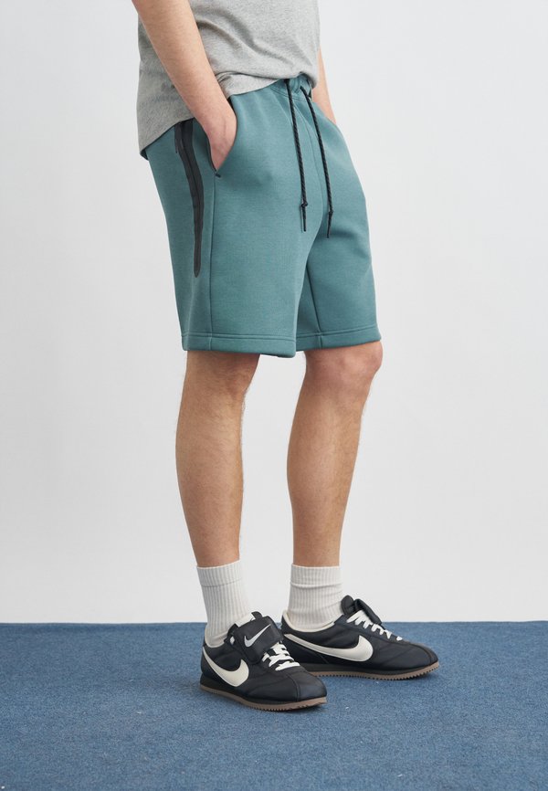 Nike Sportswear M NK TECH FLC SHORT - Shorts - mineral slate/black