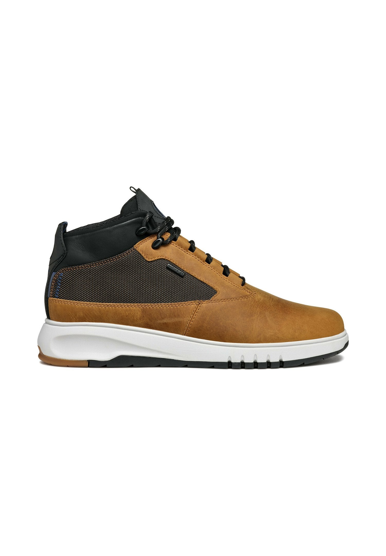 Braune Leder- und schwarze Netz-Hochtop-Sneaker mit weißer Sohle, ausgestattet mit schwarzen Schnürsenkeln und einer strukturierten Oberfläche. Akzentuiert mit blauer Naht.
