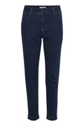 Dunkelblaue Jeans mit schmalem Schnitt, mit einem Knopfverschluss, Fünf-Taschen-Design und kontrastierenden Nähdetails.