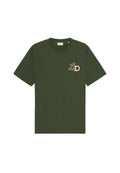Olivgrünes Baumwoll-T-Shirt mit kurzen Ärmeln, einfarbigem Design, Rundhalsausschnitt und einem sandfarbenen "LD"-Logo, das auf der linken Brustseite gedruckt ist.