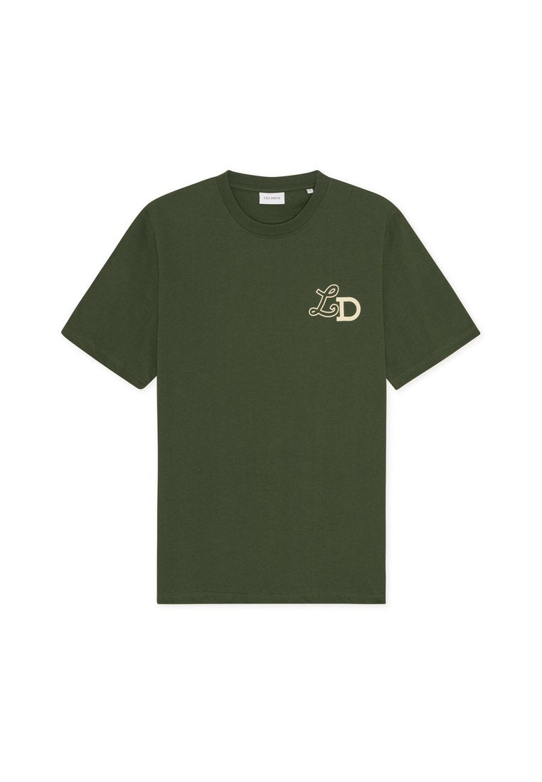 Olivgrünes Baumwoll-T-Shirt mit kurzen Ärmeln, einfarbigem Design, Rundhalsausschnitt und einem sandfarbenen "LD"-Logo, das auf der linken Brustseite gedruckt ist.