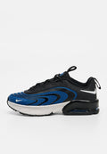 Schwarzer und blauer Nike-Sneaker mit weißer Sohle, sichtbare Luftpolsterung in der Ferse, schwarzen Schnürsenkeln und weißen Nike-Swoosh-Logos an der Seite und Ferse.