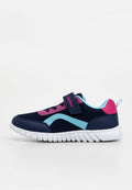 Kinder-Sneaker in Marineblau mit hellblauen und pinkfarbenen Details, Mesh-Obermaterial, weißer Sohle und Klettverschluss mit der Aufschrift "Richter".