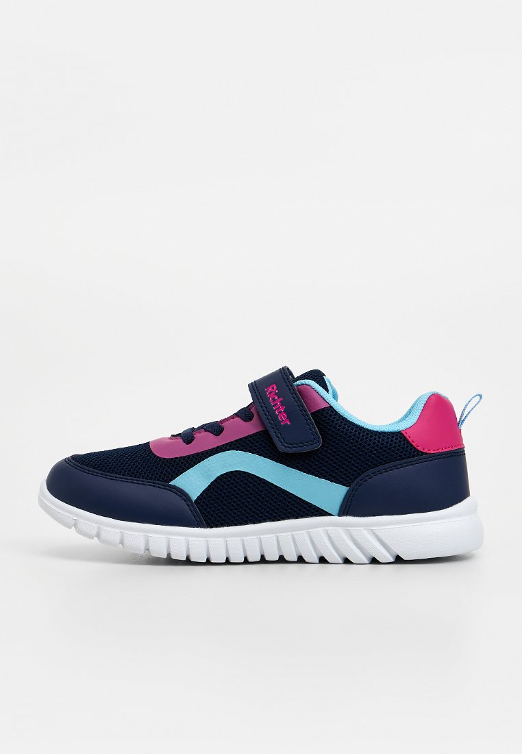 Kinder-Sneaker in Marineblau mit hellblauen und pinkfarbenen Details, Mesh-Obermaterial, weißer Sohle und Klettverschluss mit der Aufschrift "Richter".