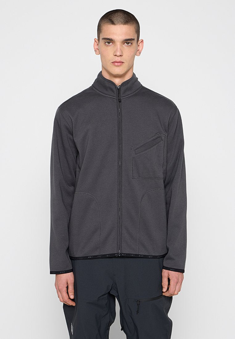 Graue Fleecejacke mit hohem Kragen, Reißverschluss, zwei Fronttaschen und einer Brusttasche. Glatte Textur und minimalistisches Design.