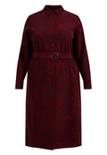 Burgunderfarbene Blumenkleid mit langen Ärmeln, einem Kragen, durchgehender Knopfleiste und einem passenden Gürtel mit einer runden Schnalle. Glatter Stoff mit einem strukturierten Muster.