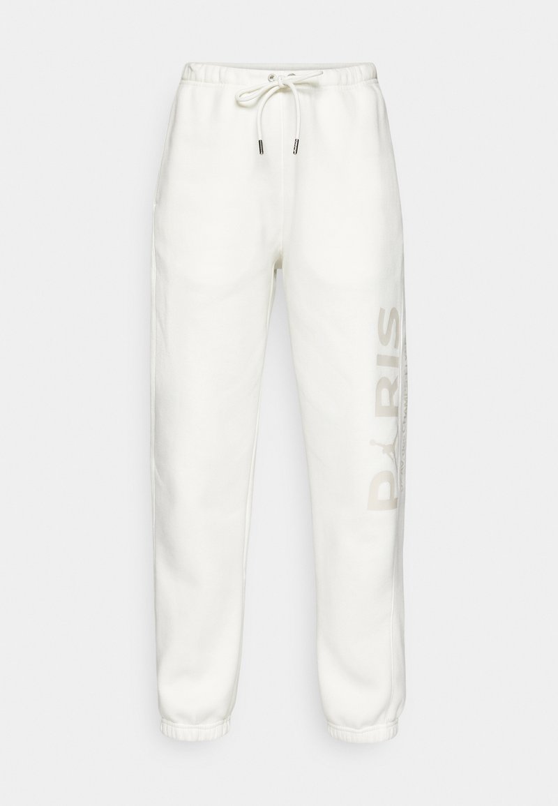 Weiße Fleece-Sweatpants mit einem Kordelzug, schmal zulaufenden Beinen und aufgedrucktem "PARIS"-Text auf der linken Seite. Weicher Stoff und lässiges Design.