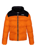 Oranger Puffer-Jacke mit schwarzem gesteppte Oberteil, Reißverschluss und steigendem Kragen. Verfügt über ein horizontales Steppmuster und Seitentaschen.