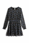 Schwarzes Blumenkleid mit langen Ärmeln, gerafftem Bund und volantsaum, mit roten, blauen und weißen Blumenmustern auf einem strukturierten Stoff.