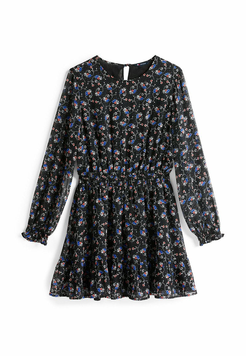 Schwarzes Blumenkleid mit langen Ärmeln, gerafftem Bund und volantsaum, mit roten, blauen und weißen Blumenmustern auf einem strukturierten Stoff.