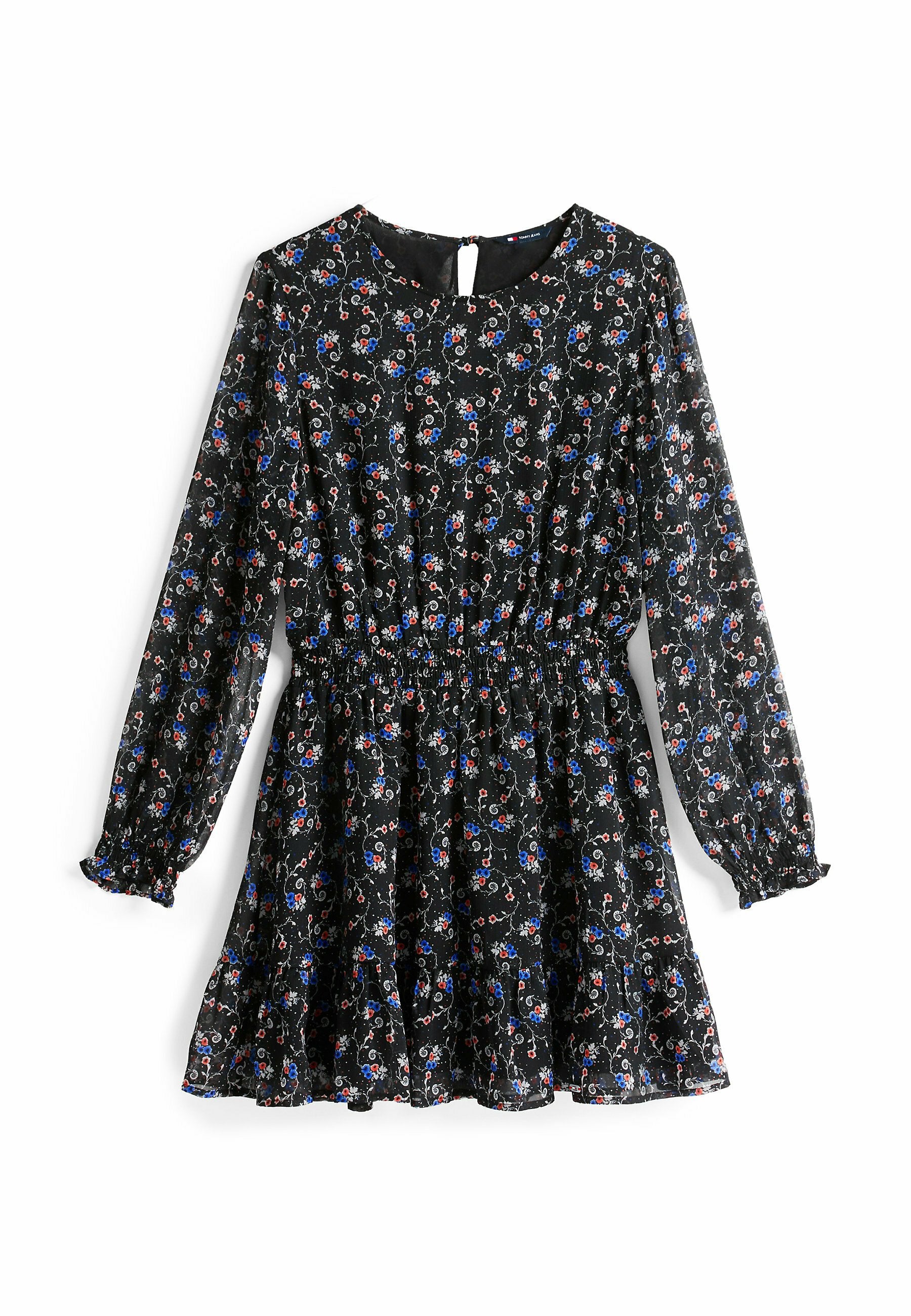 Schwarzes Blumenkleid mit langen Ärmeln, gerafftem Bund und volantsaum, mit roten, blauen und weißen Blumenmustern auf einem strukturierten Stoff.