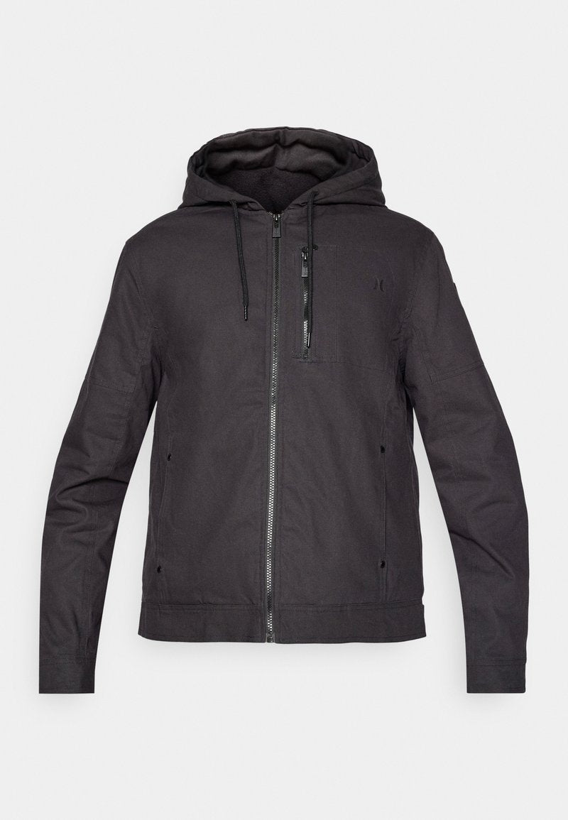 Schwarze Kapuzenjacke mit Reißverschluss, aus strukturiertem Material, verstellbaren Kordeln und einer Reißverschlusstasche auf der Brust.