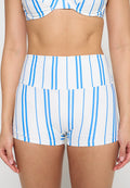 Hochtaillierte Badeshorts in Weiß mit vertikalen blauen Streifen, aus dehnbarem Material, mit glatter Textur und figurbetontem Schnitt.