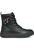 Schwarze Knöchelstiefel aus glattem Leder mit flacher Sohle, runder Zehenform und buntem Schlangenstickerei-Detail an der Seite.