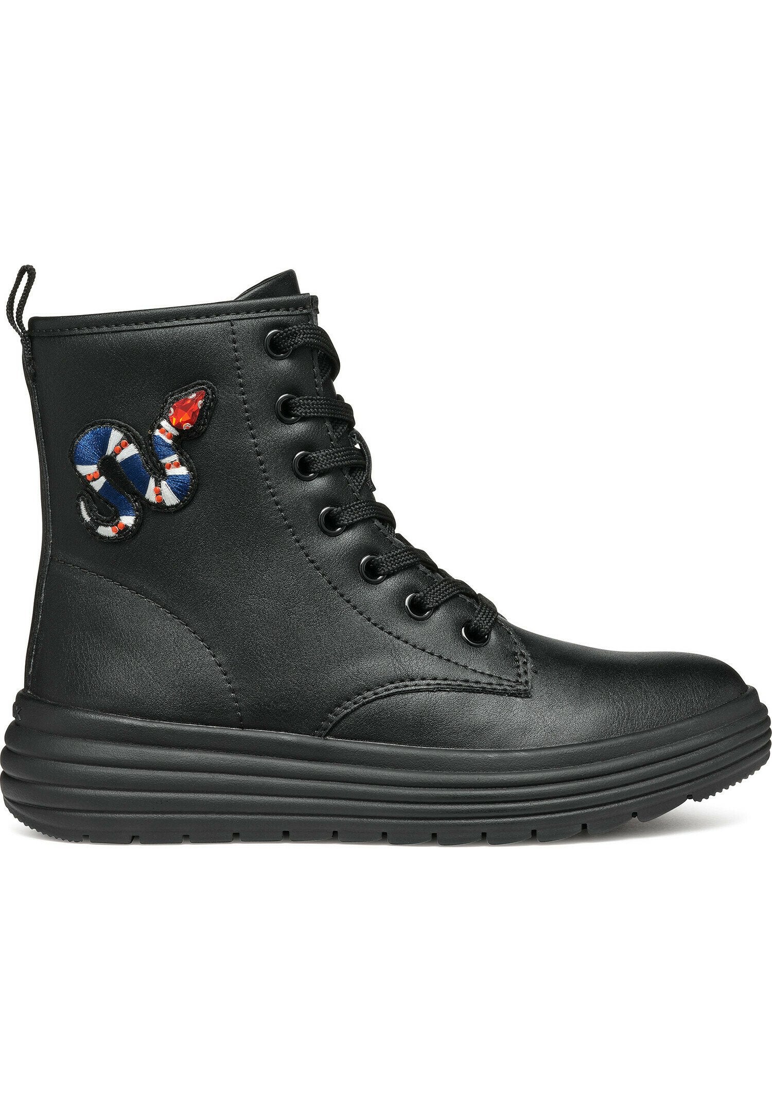Schwarze Knöchelstiefel aus glattem Leder mit flacher Sohle, runder Zehenform und buntem Schlangenstickerei-Detail an der Seite.