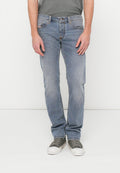 Hellblaue Denim-Jeans mit geradem Schnitt, ausgestattet mit einem klassischen Fünf-Taschen-Design und dezenten Steppnähten. Kombiniert mit grauen Turnschuhen.