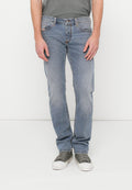 Hellblaue Denim-Jeans mit geradem Schnitt, ausgestattet mit einem klassischen Fünf-Taschen-Design und dezenten Steppnähten. Kombiniert mit grauen Turnschuhen.