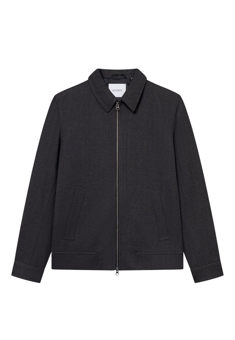 Dunkelgraue Jacke aus strukturiertem Stoff, mit einem Reißverschluss vorne, Kragen und zwei seitlichen Taschen. Gerader Schnitt ohne sichtbare Muster.