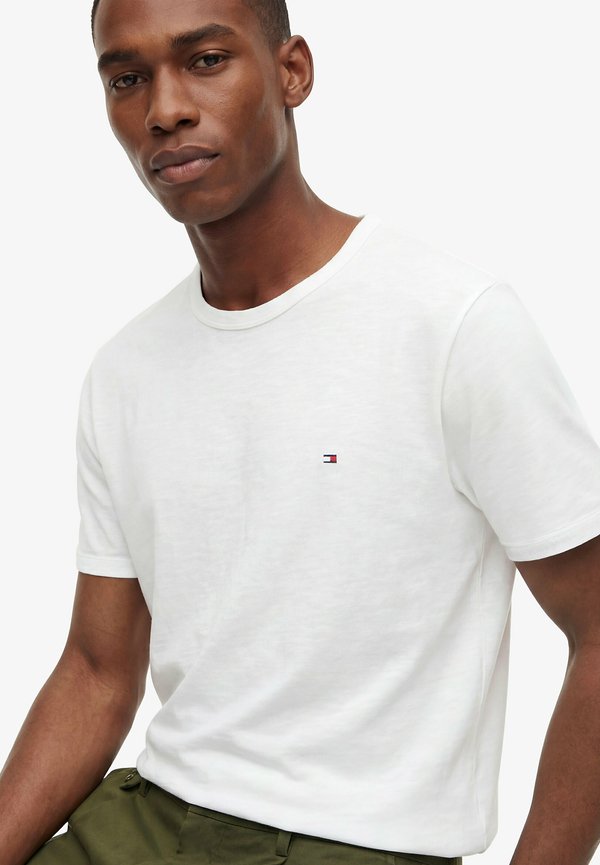 Tommy Hilfiger TOMMY HILFIGER FLAG EMBROIDERY TEXTURED CREW NECK T-SHIRT - Basic T-shirt - white
