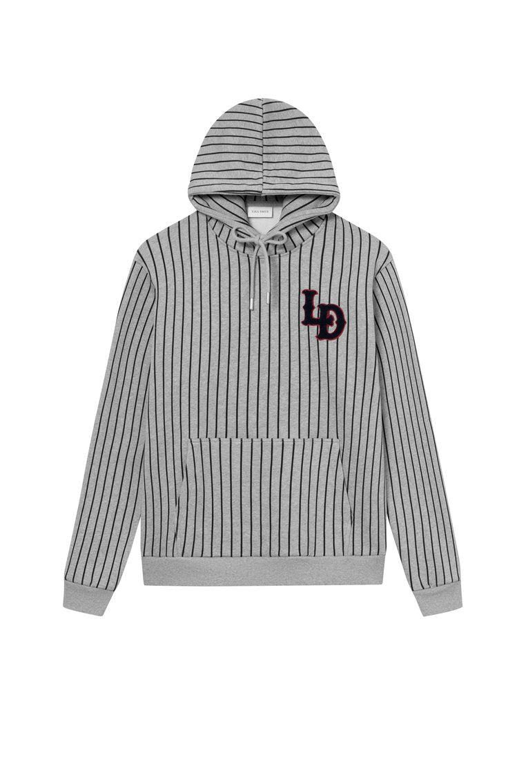 Grau gestreifte Kapuzenjacke aus weichem Material. Verfügt über eine Fronttasche, eine verstellbare Kapuze mit Zugband und ein gesticktes Logo auf der linken Brust.