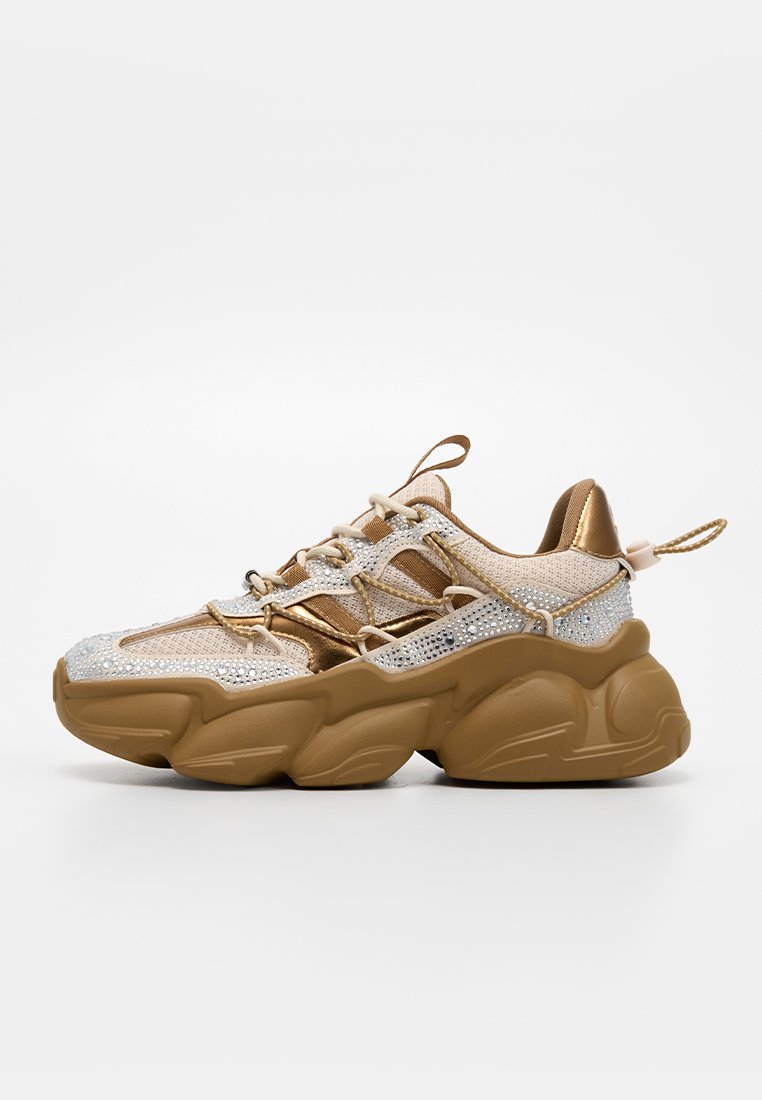 Leichte Sneaker mit einem silbernen Mesh-Obermaterial und beigen Akzenten, ausgestattet mit einer dicken, strukturierten braunen Gummisohle und dekorativer Schnürung.