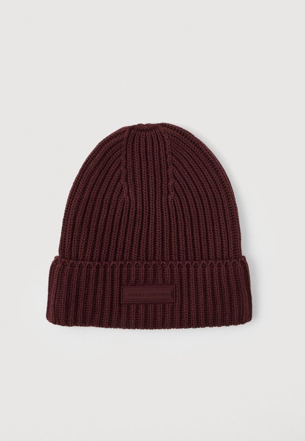 Tommy Hilfiger RUBBERISED LOGO KNIT BEANIE WITH WOOL - Beanie - marzemino