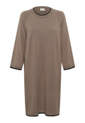 Knielanges, beigefarbenes Strickkleid mit Dreiviertelärmeln und schwarzem Saum am Kragen und an den Bündchen. Weicher Stoff, lockere Passform.