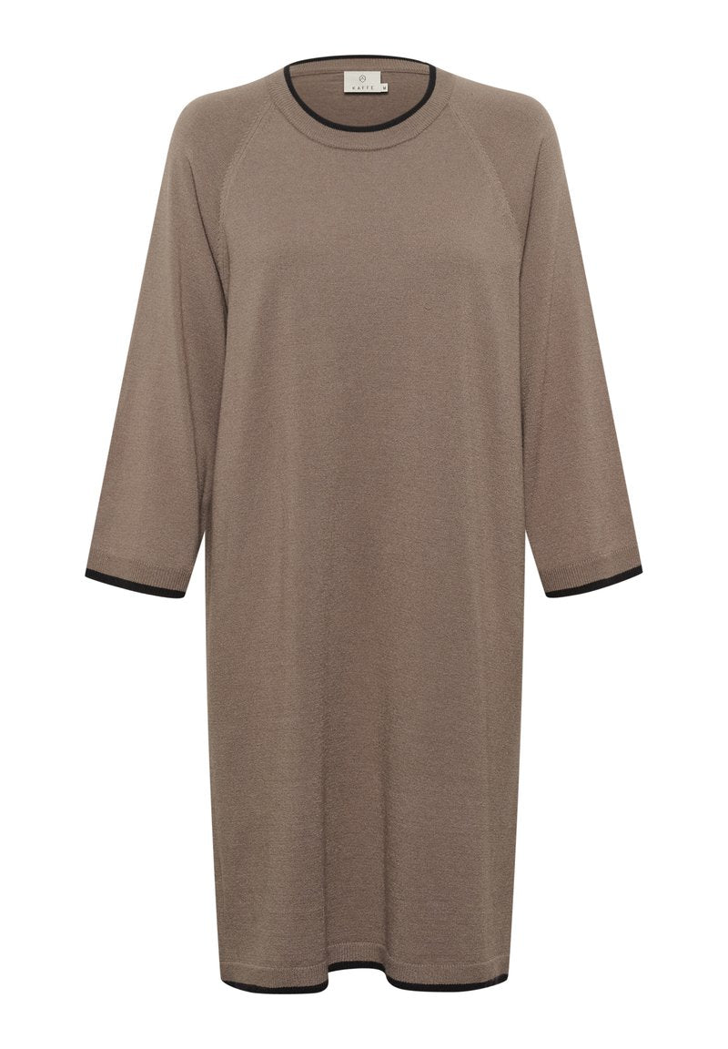 Knielanges, beigefarbenes Strickkleid mit Dreiviertelärmeln und schwarzem Saum am Kragen und an den Bündchen. Weicher Stoff, lockere Passform.