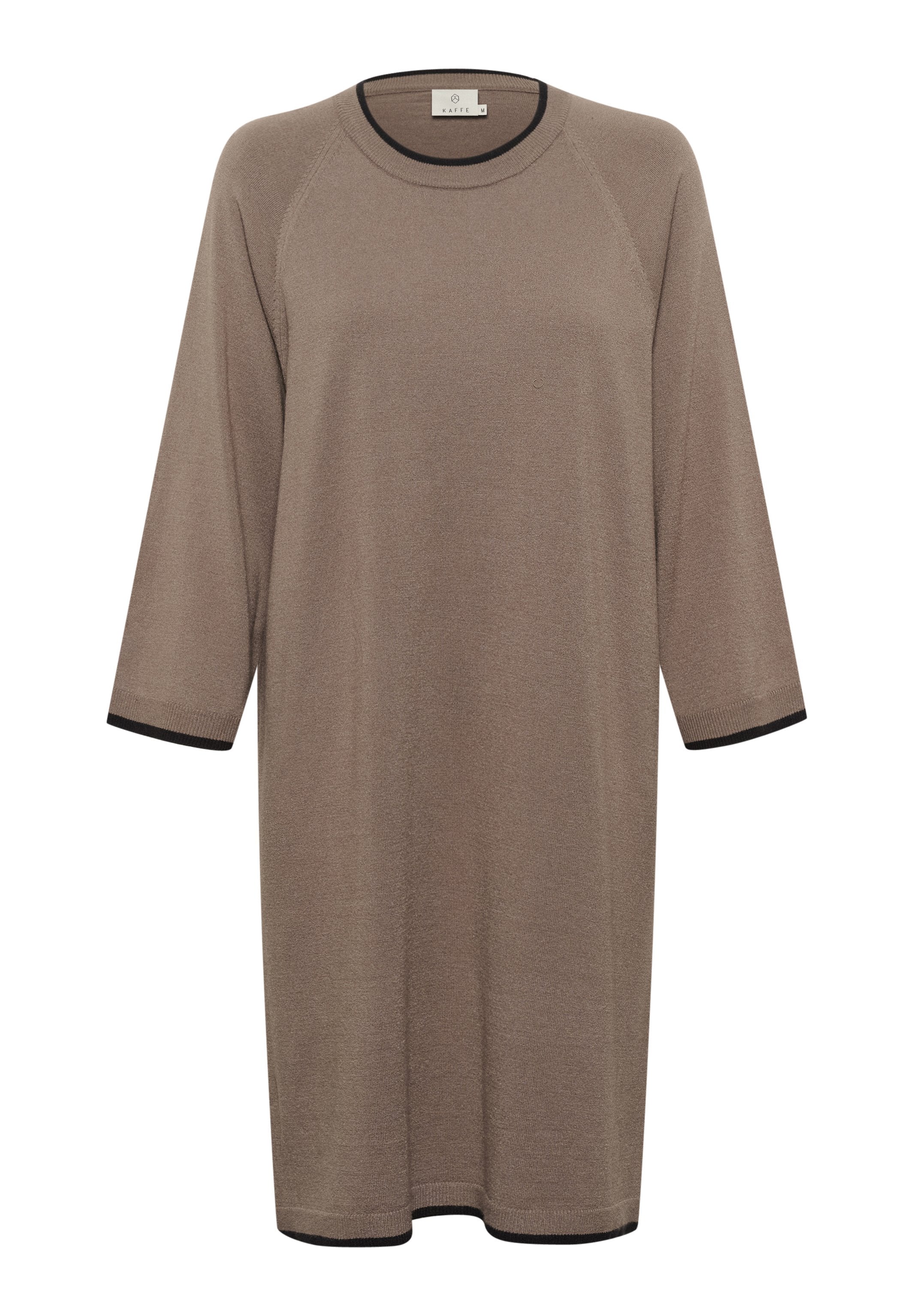 Knielanges, beigefarbenes Strickkleid mit Dreiviertelärmeln und schwarzem Saum am Kragen und an den Bündchen. Weicher Stoff, lockere Passform.