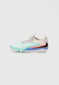 Nike Fußballschuh in Weiß, Türkis, Blau und Koralle mit schwarzem Swoosh und dem Text "Nike United 002" an der Seite.