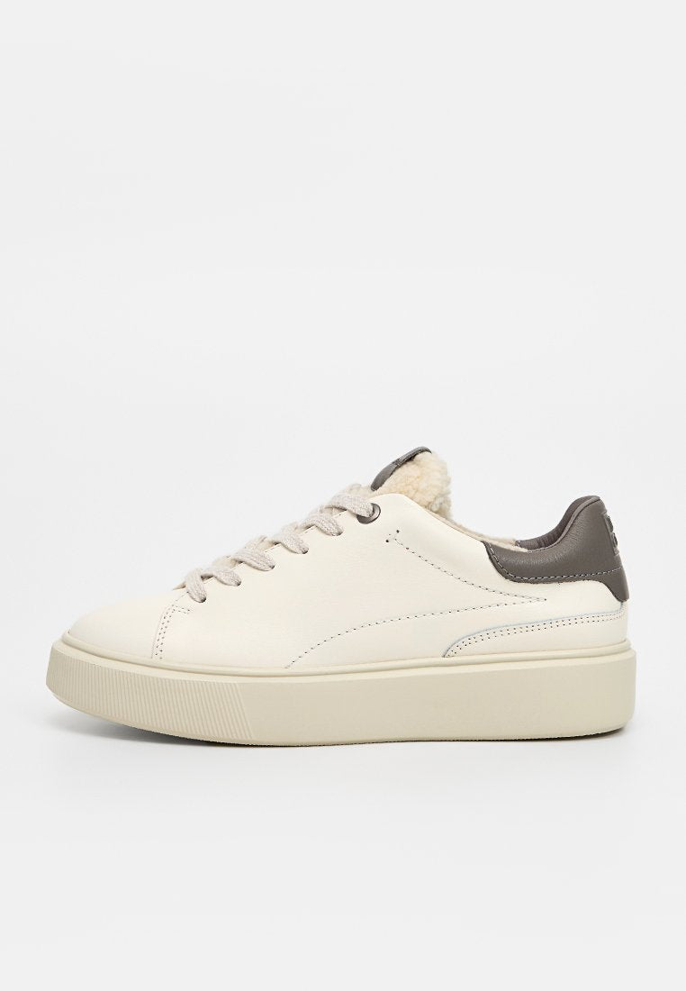 Weiße Leder-Sneaker mit einer strukturierten Gummisohle, runder Spitze und grauen Lederakzenten am Fersenbereich. Verfügt über ein Schnürdesign und eine weiche Fütterung.