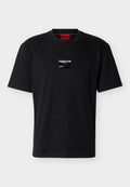 Schwarzes T-Shirt mit kurzen Ärmeln, auf der Brust mittig mit einem kleinen glänzenden schwarzen Quadrat-Logo-Patch und einem roten inneren Kragenetikett.