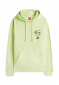 Hellgrüner Kapuzenpullover mit Fronttasche, Kordelzug, schwarzem Schriftzug auf der linken Brust und kleinem Logo an den Bündchen.