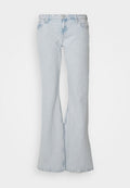 Hellblaue, aus Denim gefertigte Schlagjeans mit hoher Taille, ausgestattet mit einem Reißverschluss und Knopfverschluss, fünf Taschen und einem angesagten Used-Look auf der Vorderseite.