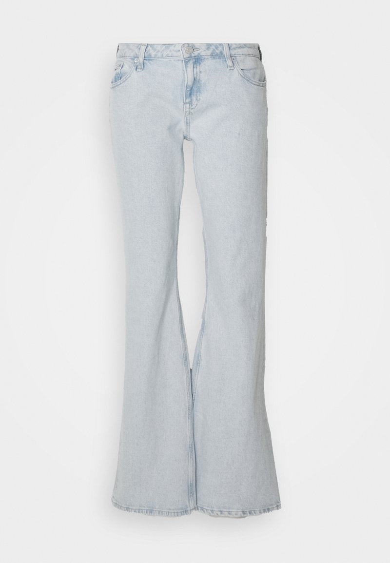 Hellblaue, aus Denim gefertigte Schlagjeans mit hoher Taille, ausgestattet mit einem Reißverschluss und Knopfverschluss, fünf Taschen und einem angesagten Used-Look auf der Vorderseite.