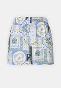 Blaue Blumenprint-Shorts mit einem Patchwork-Design aus verschiedenen Mustern, elastischem Bund und einer leichten Stofftextur.