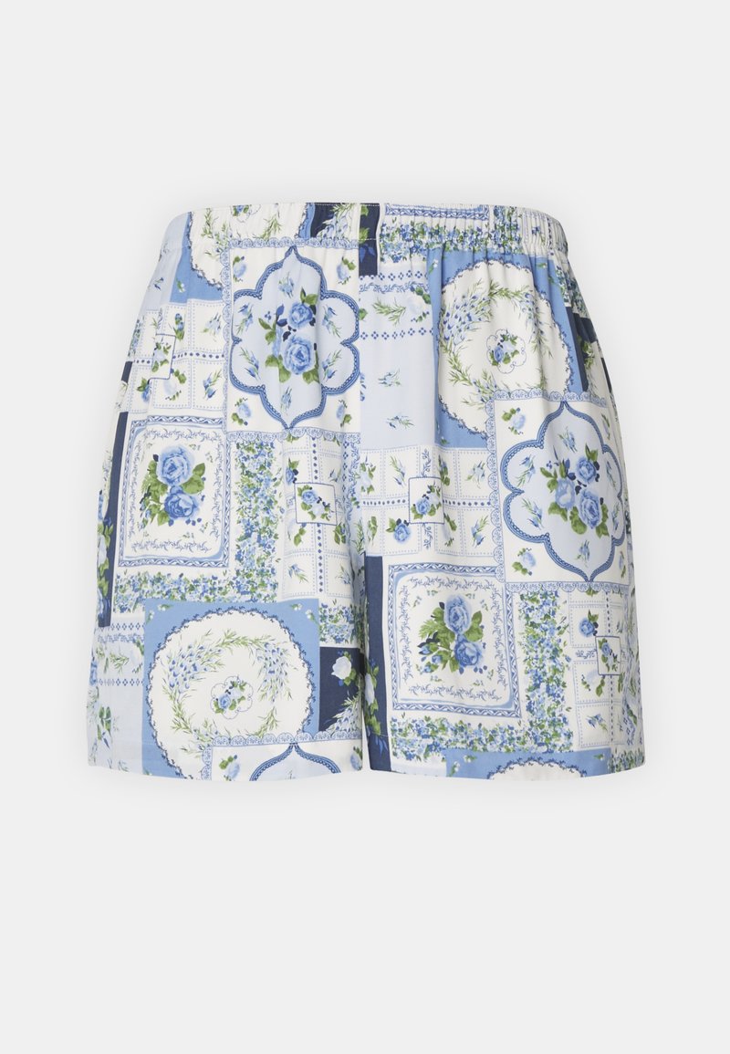 Blaue Blumenprint-Shorts mit einem Patchwork-Design aus verschiedenen Mustern, elastischem Bund und einer leichten Stofftextur.