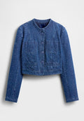 Jeans-Cropped-Jacke in Dunkelblau mit strukturierter Oberfläche, ausgestattet mit Rundhalsausschnitt, Knopfleiste vorne und zwei großen aufgesetzten Taschen.