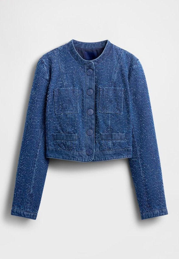 Jeans-Cropped-Jacke in Dunkelblau mit strukturierter Oberfläche, ausgestattet mit Rundhalsausschnitt, Knopfleiste vorne und zwei großen aufgesetzten Taschen.