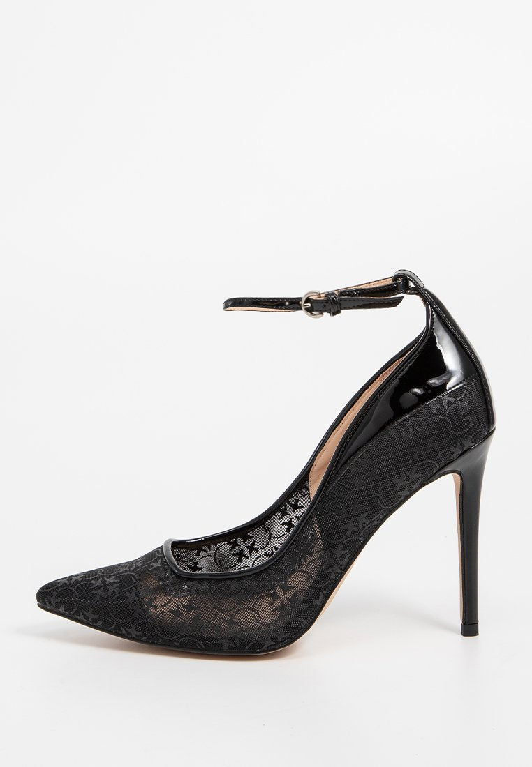 Schwarzer High Heel Schuh mit spitzem Zeh, ausgestattet mit einem strukturierten Spitzen-Obermaterial, glänzenden Lacklederakzenten und einem zarten Knöchelriemen.