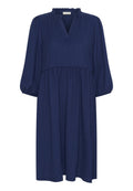 Dunkelblaues Kleid mit strukturiertem Finish, ausgestattet mit einem plissierten Oberteil, Rüschenausschnitt und Ballonärmeln, im knielangen Design.
