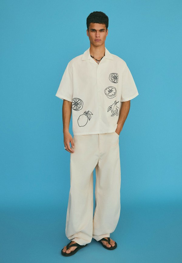 Bershka SHORT SLEEVE BOXY FIT - PRINT SHIRT - Shirt - white